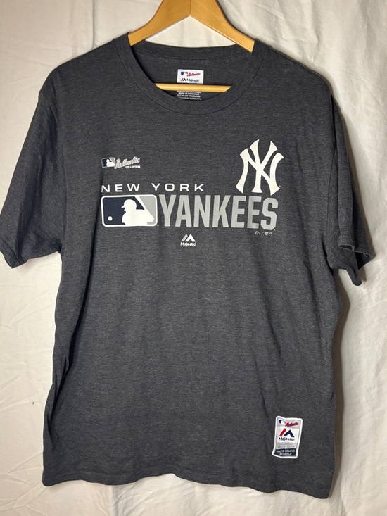 Majestic Athletic Other - 🔥3 for $25 New York Yankees baseball graphic tee shirt